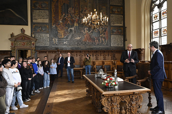Die Schülerinnen und Schülern eines Workshops der vier Bremer UNESCO-Projektschulen tauschten sich mit dem Botschafter und dem Bürgermeister aus.
