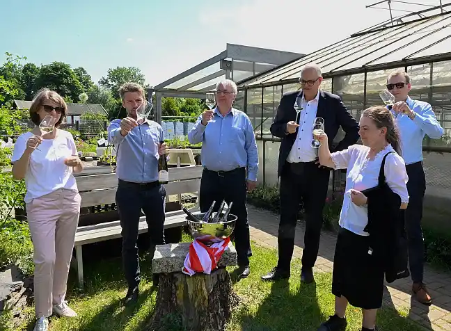 Weinvorstellung in der Martinshof Gärtnerei - (v.l.) Martinshof-Geschäftsführung Sabine Kohler, Ratskellermeister Frederik Janus, Dirk Dieling von der Martinshof-Gärtnerei, Bürgermeister Andreas Bovenschulte, Martina Sarnowski-Lütjen (Martinshof) und Philipp Hirth von der Martinshof-Geschäftsführung