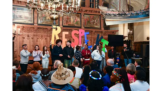 Schülerinnen und Schüler der Oberschule an der Koblenzer Straße eröffnen mit ihrem Resepektsong die Nacht der Jugend.