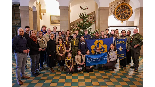 Pfadfinderinnen und Pfadfinder aus Deutschland und der Ukraine im Bremer Rathaus.