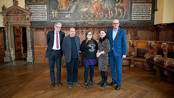 Bremer Literaturpreisverleihung 2025: (von re.) Bürgermeister Andreas Bovenschulte, Barbara Lison, Förderpreisträgerin Stefanie Sargnagel, Preisträger Wilhelm Bartsch und Dr. Lothar Müller. 