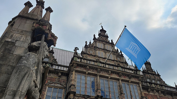 Rathaus und Roland sind Welterbe der Menschheit: Am Welterbetag weht die Flagge der UNESCO