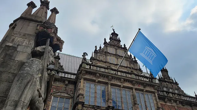 Rathaus und Roland sind Welterbe der Menschheit: Am Welterbetag weht die Flagge der UNESCO