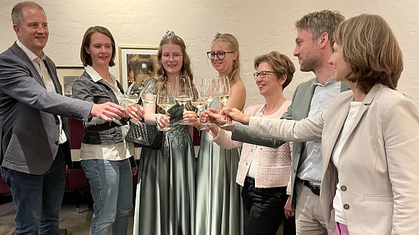 Zum Wohl! Von links: Winzer Stefan Lotz , Lydia Krämer (Römerkelter Verein), die Erdener Weinhoheiten Leonie und Luisa, Sozialsenatorin Dr. Claudia Schilling, Ratskellermeister Frederik Janus und Sabine Kohler, Geschäftsführerin der Werkstatt Bremen stoßen auf die gute Zusammenarbeit an.