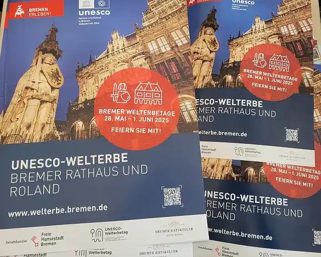Plakate und Postkarten werben für die Bremer Welterbetage 2025