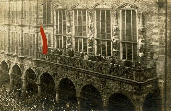 Die Novemberrevolution 1918 am Bremer Rathaus |  Foto: Staatsarchiv Bremen