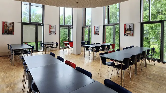 Blick in die Uni-Mensa mit den Rathauskalenderplakaten
