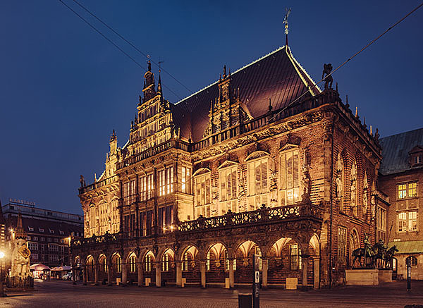 Rathaus und Roland beleuchtet zur blauen Stunde