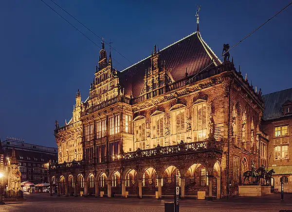 Rathaus und Roland beleuchtet zur blauen Stunde