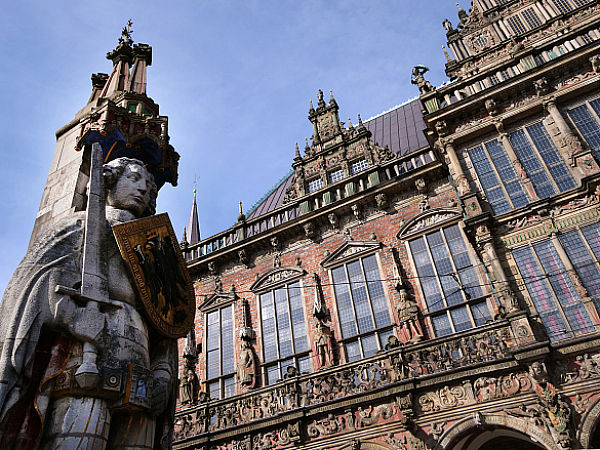 Blick vom Bremer Marktplatz auf dem Bremer Roland. Foto: Senatspressestelle