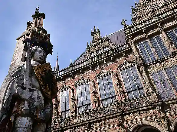 Blick vom Bremer Marktplatz auf dem Bremer Roland. Foto: Senatspressestelle