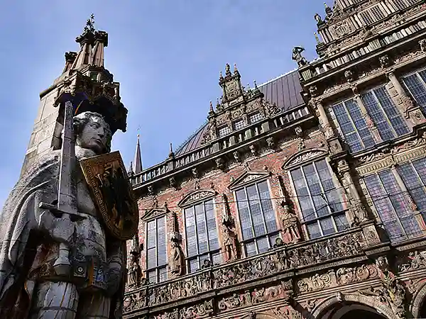 Roland in the foreground and the city hall in the background
