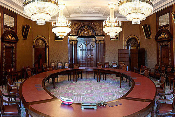 Bild vom Senatssaal Runder Tisch mit Stühlen im zentrum des Raumes