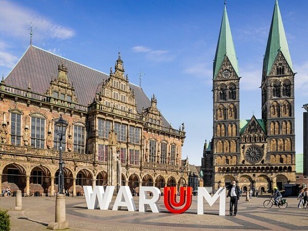 Warum ist die Universität Bremen wichtiger Bestandteil der Bremer DNA? Und wo ist sie überall zu finden? Zum Beispiel im Rathaus. Das Bild ist im Sommer 2021 mit Bürgermeister Andreas Bovenschulte für die Ausstellung WARUM? DARUM. entstanden.  Foto: Copyright Michael Iffländer (GfG) / Universität Bremen