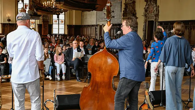 Bürgermeister Andreas Bovenschulte (sitzend, Mittte) nahm am Mitsingfest in der Oberen Rathaushalle im Rahmen der Welterbetage teil.