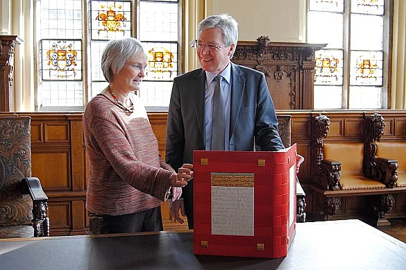 Bild mit der Künstlerin und Bürgermeister Böhrnsen mit dem neuen Buch