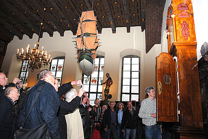 Meybach-Uhr in Oberen Rathaushalle wird begutachtet
