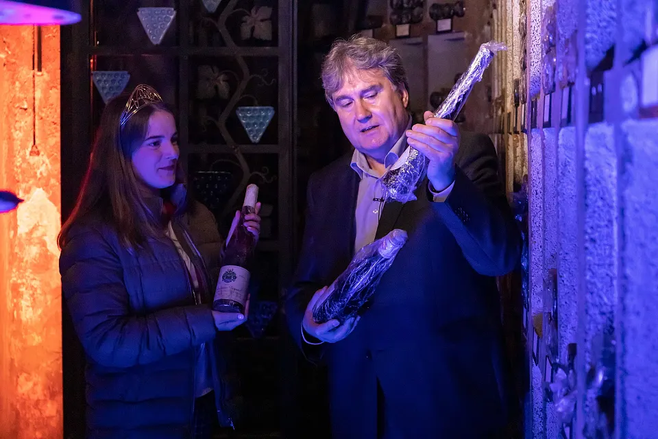 In der Schatzkammer des Ratskellers: Die Deutsche Weink&ouml;nigin Eva Lanzerath und Ratskellermeister Karl-Josef Kroetz 