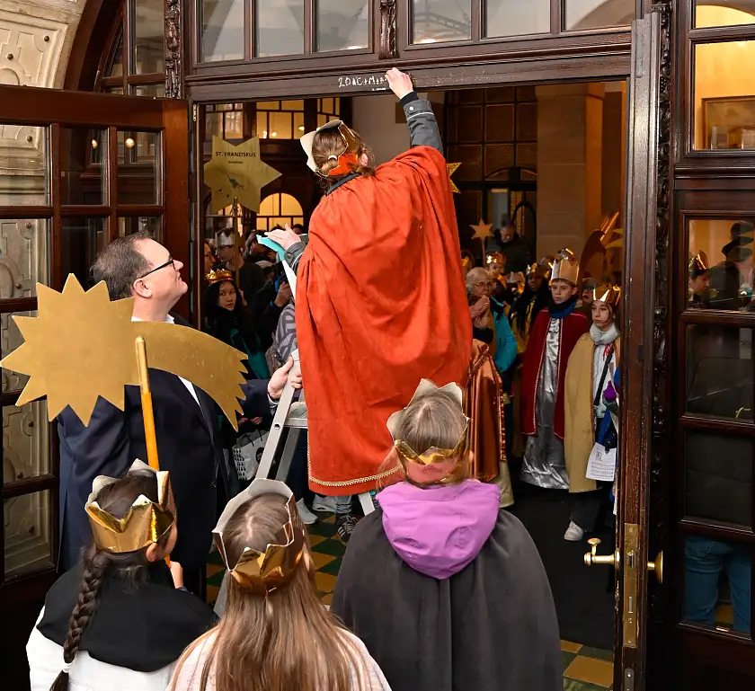 Der Eingang des Rathauses wird mit dem Segensspruch markiert.