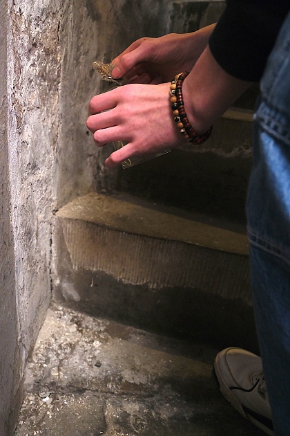 Im Alten Rathaus von 1405 gibt es eine verborgene und sehr selten genutzte Wendeltreppe – die Schüler haben Staub für ein Experiment gesammelt.
