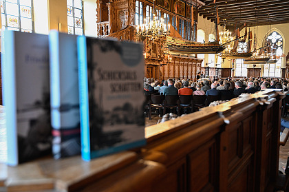 Drei Bücher stehen auf einen Tisch der in der Oberen Rathaushalle während der Veranstaltung steht.