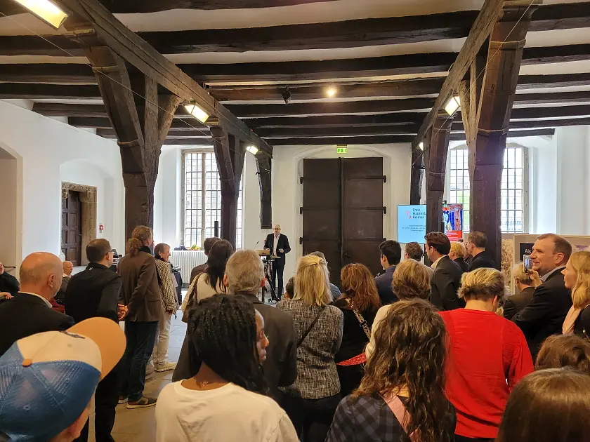 Bürgermeister Bovenschulte spricht zur Ausstellungseröffnung.