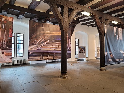 Großformatige Aufnahmen holen den Rathaus-Dachboden in die Untere Halle.