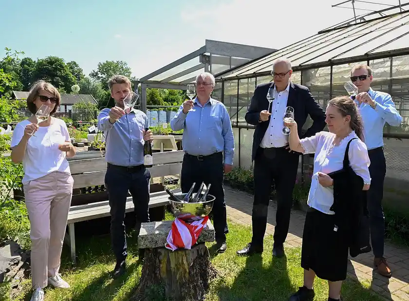 Weinvorstellung in der Martinshof Gärtnerei - (v.l.) Martinshof-Geschäftsführung Sabine Kohler, Ratskellermeister Frederik Janus, Dirk Dieling von der Martinshof-Gärtnerei, Bürgermeister Andreas Bovenschulte, Martina Sarnowski-Lütjen (Martinshof) und Philipp Hirth von der Martinshof-Geschäftsführung