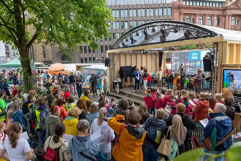 Auf der Bühne am Neptunbrunnen: Eröffnung der Bremer Welterbetage 2024.
