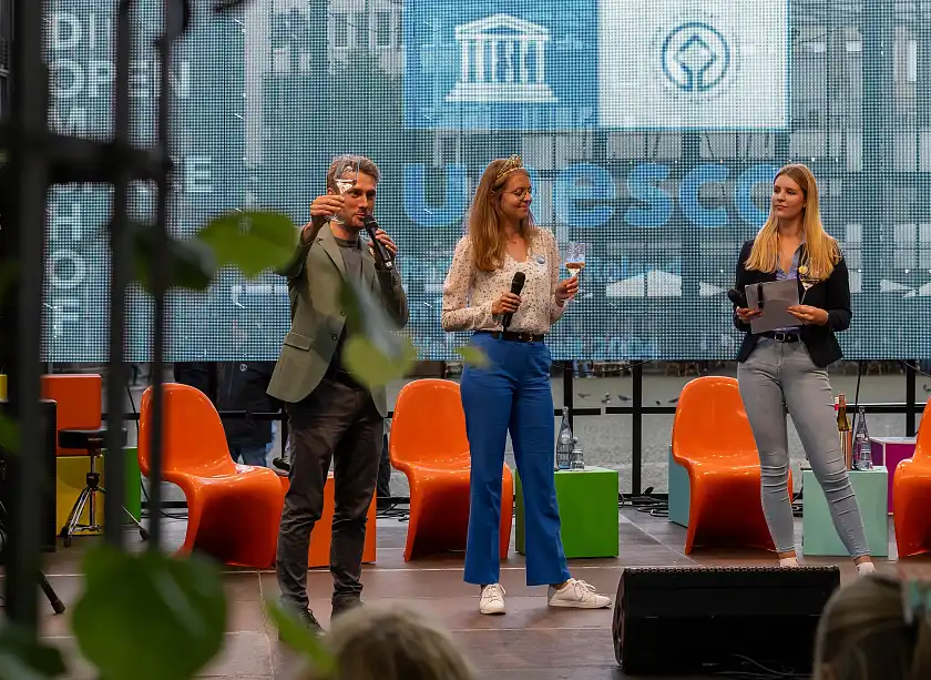 Anstoßen auf 20 Jahre UNESCO-Welterbestatus für Rathaus und Roland: Ratskellermeister Frederik Janus, die Deutsche Weinkönigin Eva Brockmann und Neele Wykhoff vom Bremer Ratskeller (von links).