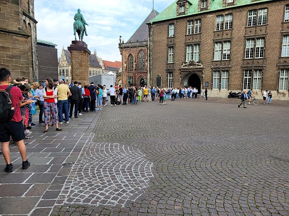 Großer Andrang vorm Eingang zum Neuen Rathaus