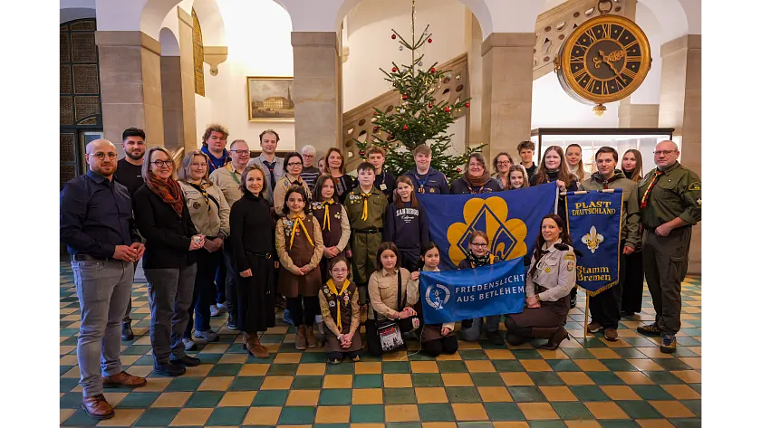 Pfadfinderinnen und Pfadfinder aus Deutschland und der Ukraine im Bremer Rathaus.