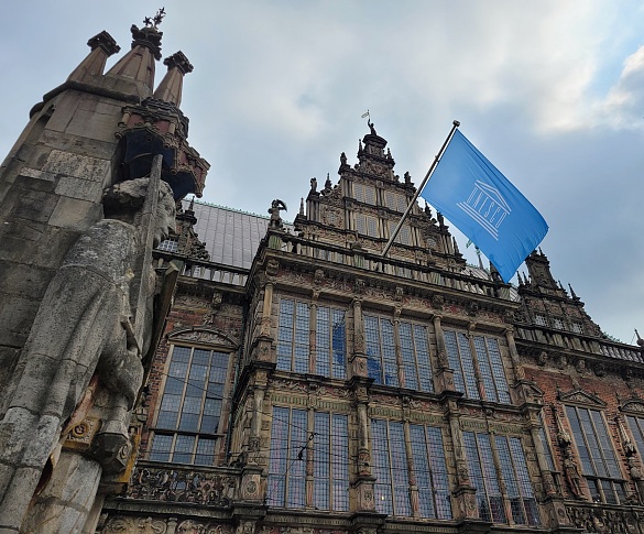Rathaus und Roland sind Welterbe der Menschheit: Am Welterbetag weht die Flagge der UNESCO
