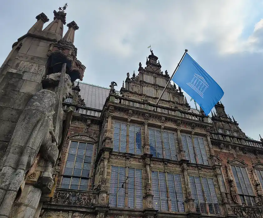 Rathaus und Roland sind Welterbe der Menschheit: Am Welterbetag weht die Flagge der UNESCO