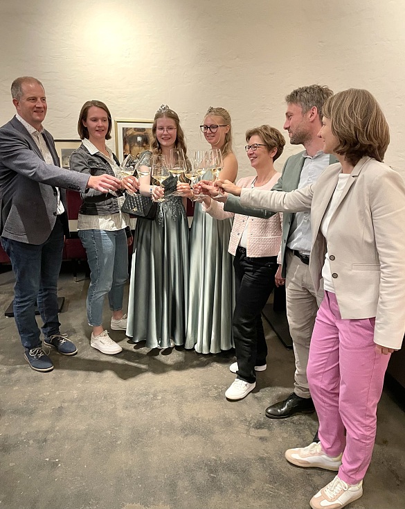 Zum Wohl! Von links: Winzer Stefan Lotz , Lydia Krämer (Römerkelter Verein), die Erdener Weinhoheiten Leonie und Luisa, Sozialsenatorin Dr. Claudia Schilling, Ratskellermeister Frederik Janus und Sabine Kohler, Geschäftsführerin der Werkstatt Bremen stoßen auf die gute Zusammenarbeit an.