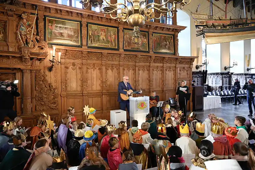 Zum gemeinsamen Singen packte Bürgermeister Andreas Bovenschulte die Gitarre aus.