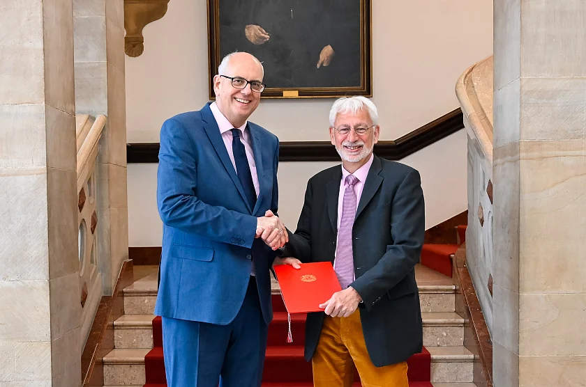 Bürgermeister Andreas Bovenschulte (links) übergab Konrad Elmshäuser die Entlassungsurkunde.