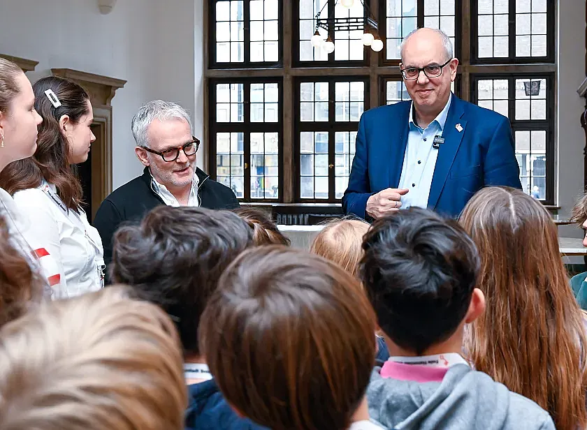 Bürgermeister Andreas Bovenschulte mit einer 4. Klasse bei einer Führung durch das Bremer Rathaus