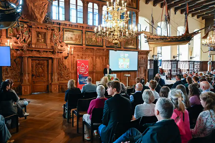 Dr. Thomas Köcher (Landeszentrale für politische Bildung) moderierte die Preisverleihung in der Oberen Rathaushalle.