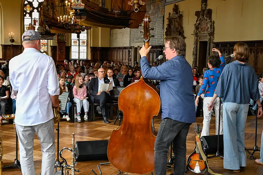 Bürgermeister Andreas Bovenschulte (sitzend, Mittte) nahm am Mitsingfest in der Oberen Rathaushalle im Rahmen der Welterbetage teil.