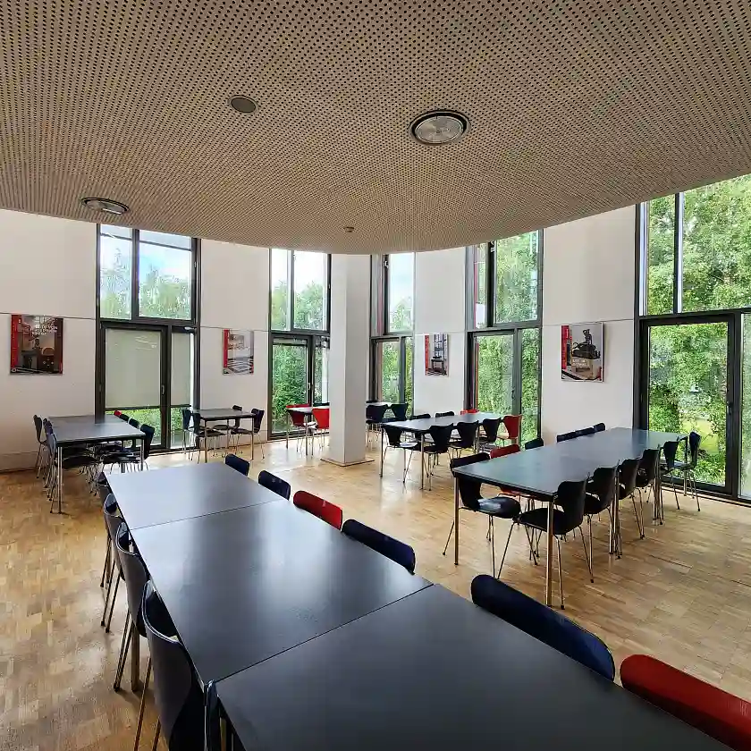 Blick in die Uni-Mensa mit den Rathauskalenderplakaten