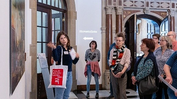 Anna Lina Kassuba erklärt die Geschichte Franz Radziwills und Bremens im Krieg