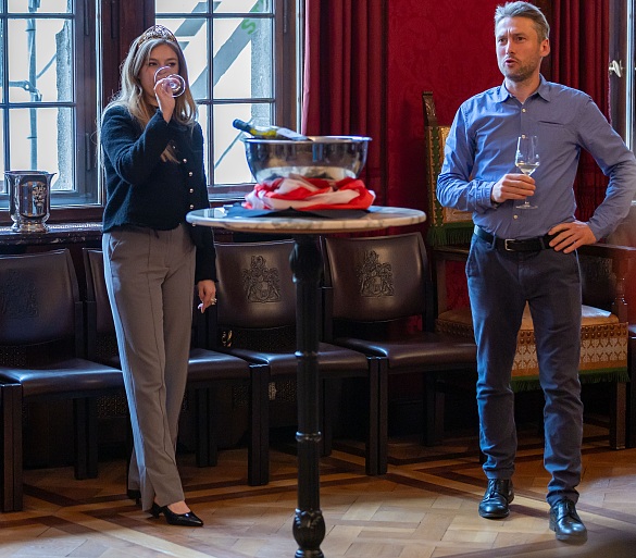 Weinprobe mit Weinkönigin Charlotte Weihl und Bremens Ratskellermeister Frederik Janus