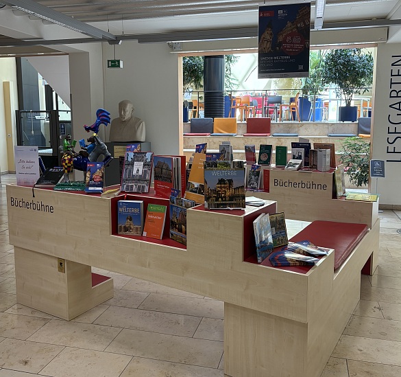Bücherbühne im Foyer der Zentralbibliothek