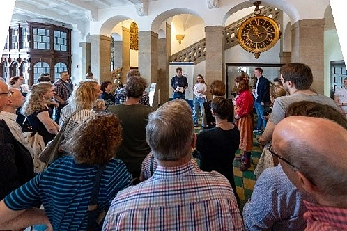 Emil Lauer und Lena Geisel beginnen die Rathausführung im Foyer