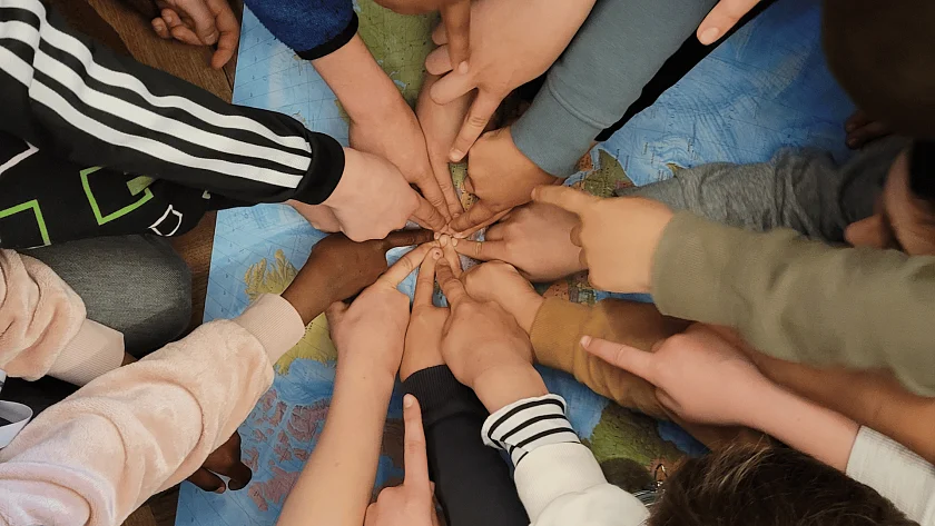 Genau da liegt Bremen…. die Kinder sind treffsicher auf der Weltkarte unterwegs