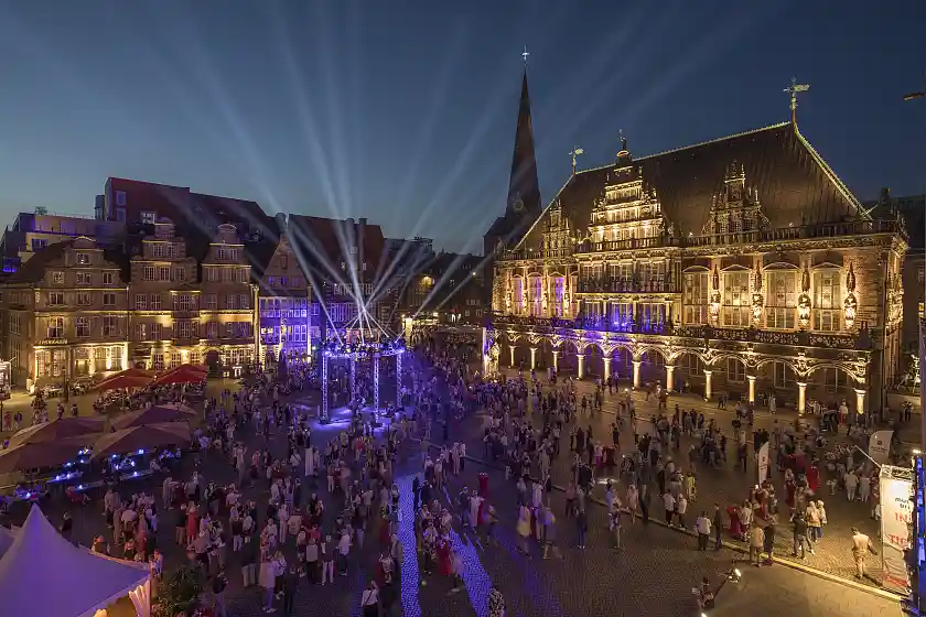 Zur Eröffnung des Musikfestes Bremen präsentiert sich der Marktplatz mit dem UNESCO-Welterbe Rathaus und Roland in einem ganz besonderen Licht