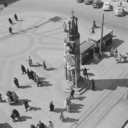 Marktplatz und Roland, April 1953. | Foto: © Hans Saebens (Bildrechte beim Focke Museum)