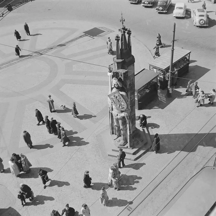 Marktplatz und Roland, April 1953.
