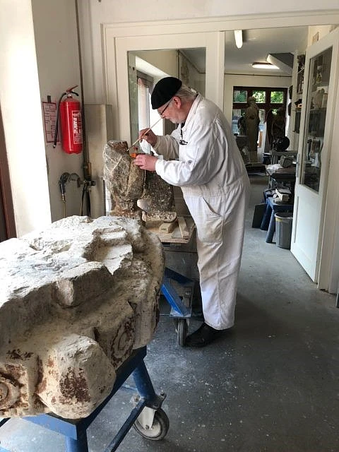 Restaurator Michael Paesler bei der Arbeit.